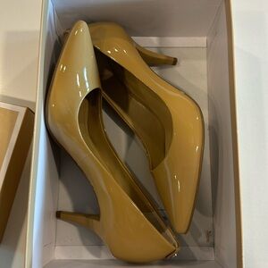 NWB mk nude patent pump